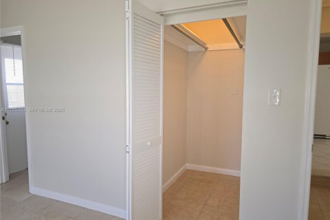 House in Hollywood, Florida 2 bedrooms, 243.87 sq.m. № 2062615 - photo 19