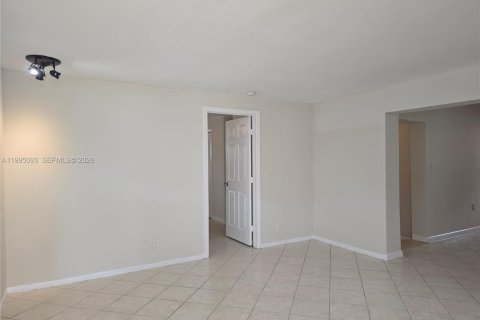 House in Hollywood, Florida 2 bedrooms, 243.87 sq.m. № 2062615 - photo 7