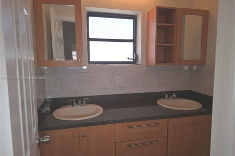 House in Hollywood, Florida 2 bedrooms, 243.87 sq.m. № 2062615 - photo 8