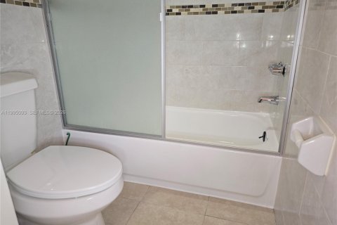 House in Hollywood, Florida 2 bedrooms, 243.87 sq.m. № 2062615 - photo 10