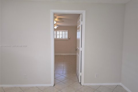 House in Hollywood, Florida 2 bedrooms, 243.87 sq.m. № 2062615 - photo 11