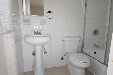 House in Hollywood, Florida 2 bedrooms, 243.87 sq.m. № 2062615 - photo 20