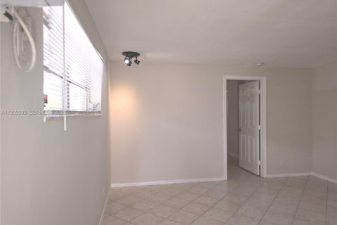 House in Hollywood, Florida 2 bedrooms, 243.87 sq.m. № 2062615 - photo 6