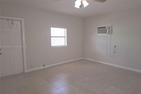 House in Hollywood, Florida 2 bedrooms, 243.87 sq.m. № 2062615 - photo 17