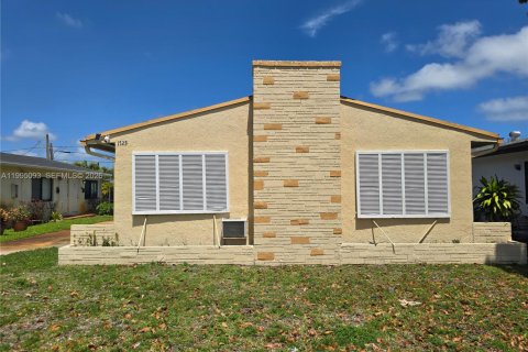 House in Hollywood, Florida 2 bedrooms, 243.87 sq.m. № 2062615