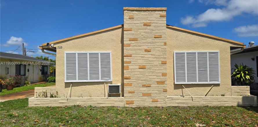 House in Hollywood, Florida 2 bedrooms, 243.87 sq.m. № 2062615