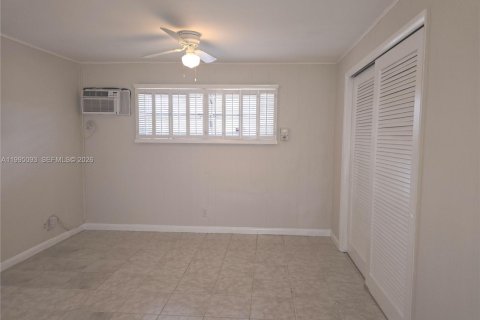 House in Hollywood, Florida 2 bedrooms, 243.87 sq.m. № 2062615 - photo 12