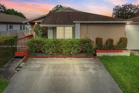 Casa en venta en Miami, Florida, 3 dormitorios, 115.57 m2 № 2058176 - foto 2