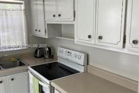 Condominio en alquiler en Hallandale Beach, Florida, 1 dormitorio № 1993647 - foto 4