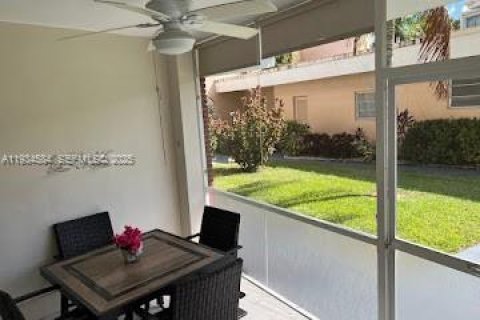 Condominio en alquiler en Hallandale Beach, Florida, 1 dormitorio № 1993647 - foto 2