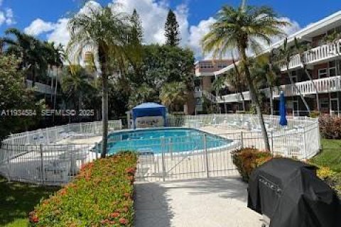 Condominio en alquiler en Hallandale Beach, Florida, 1 dormitorio № 1993647 - foto 1