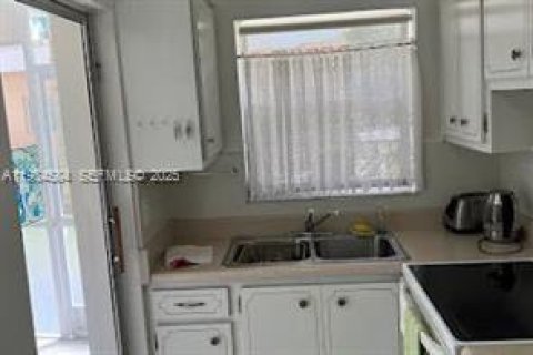 Condominio en alquiler en Hallandale Beach, Florida, 1 dormitorio № 1993647 - foto 5