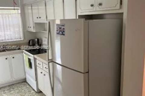 Condominio en alquiler en Hallandale Beach, Florida, 1 dormitorio № 1993647 - foto 3