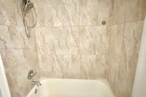 Condominio en alquiler en Sunrise, Florida, 2 dormitorios, 87.7 m2 № 2017912 - foto 11