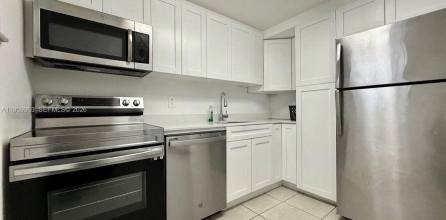 Condominio en Sunrise, Florida, 2 dormitorios  № 2017912