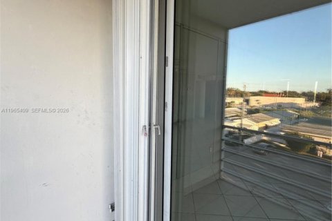 Снять в аренду кондоминиум в Холливуд, Флорида 2 спальни, 108.51м2, № 2081204 - фото 20