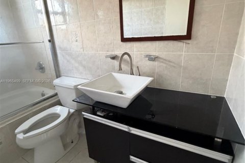 Снять в аренду кондоминиум в Холливуд, Флорида 2 спальни, 108.51м2, № 2081204 - фото 30