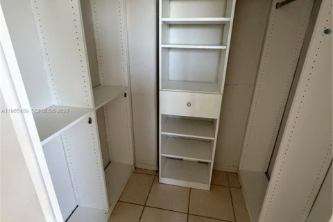 Снять в аренду кондоминиум в Холливуд, Флорида 2 спальни, 108.51м2, № 2081204 - фото 5