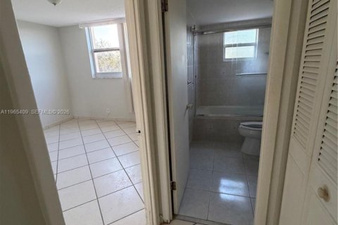 Снять в аренду кондоминиум в Холливуд, Флорида 2 спальни, 108.51м2, № 2081204 - фото 24