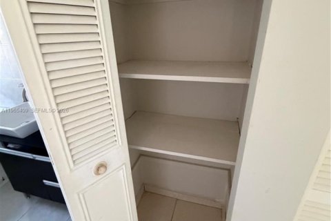Снять в аренду кондоминиум в Холливуд, Флорида 2 спальни, 108.51м2, № 2081204 - фото 14