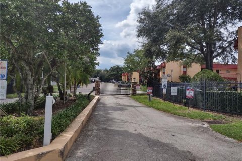 Condo in Orlando, Florida, 2 bedrooms № 2108900 - photo 2