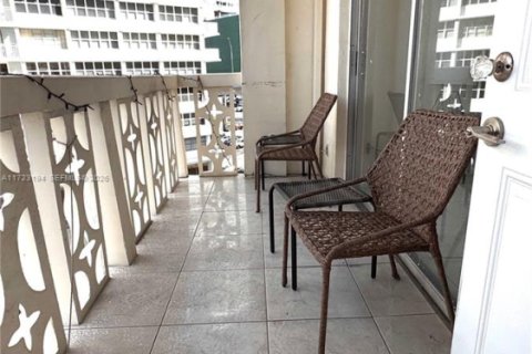 Copropriété à vendre à Hallandale Beach, Floride: 1 chambre, 62.43 m2 № 2088608 - photo 16
