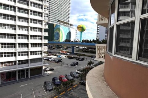 Copropriété à vendre à Hallandale Beach, Floride: 1 chambre, 62.43 m2 № 2088608 - photo 17