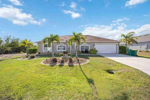 House in Port Charlotte, Florida 4 bedrooms, 207.92 sq.m. № 1873340 - photo 1