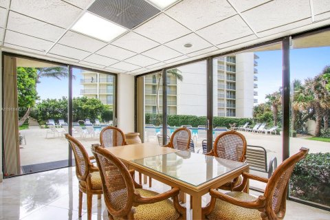 Condo in Riviera Beach, Florida, 2 bedrooms  № 2017276 - photo 27