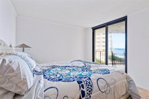 Condo in Riviera Beach, Florida, 2 bedrooms  № 2017276 - photo 16