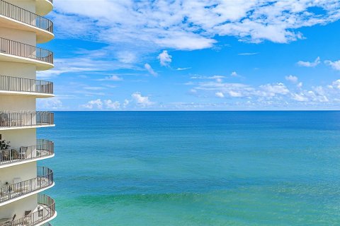 Condo in Riviera Beach, Florida, 2 bedrooms  № 2017276 - photo 2