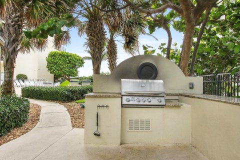 Condo in Riviera Beach, Florida, 2 bedrooms  № 2017276 - photo 24