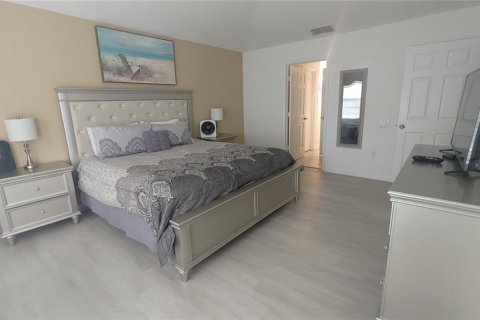 Casa en venta en Kissimmee, Florida, 6 dormitorios, 261.24 m2 № 1905272 - foto 15