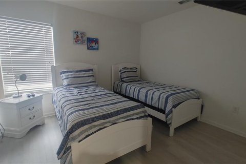 Casa en venta en Kissimmee, Florida, 6 dormitorios, 261.24 m2 № 1905272 - foto 9