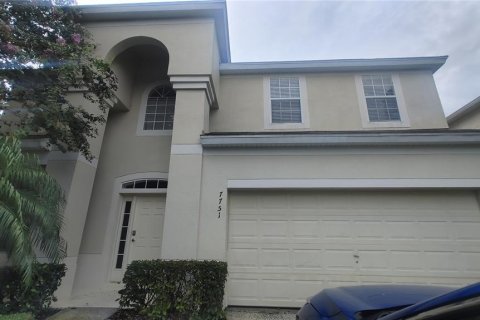 Casa en venta en Kissimmee, Florida, 6 dormitorios, 261.24 m2 № 1905272 - foto 1