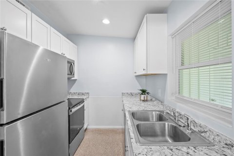 House in Winter Park, Florida 3 bedrooms, 90.58 sq.m. № 2204676 - photo 6
