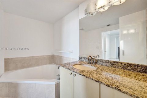 Condominio en alquiler en Hollywood, Florida, 2 dormitorios, 96.25 m2 № 2055582 - foto 17