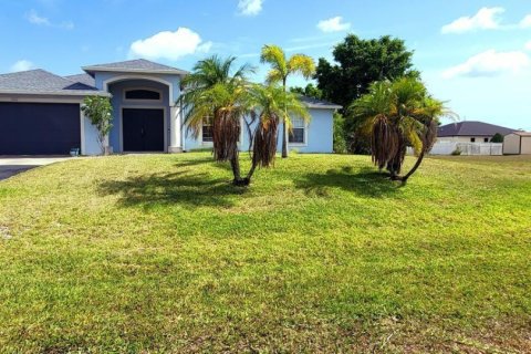 House in Cape Coral, Florida 3 bedrooms, 180.79 sq.m. № 1766817 - photo 1