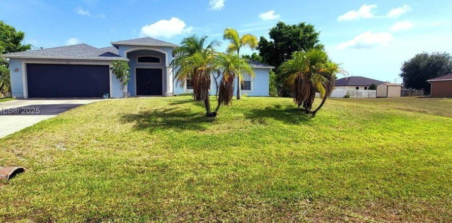 House in Cape Coral, Florida 3 bedrooms, 180.79 sq.m. № 1766817