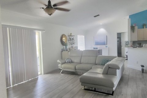 House in Cape Coral, Florida 3 bedrooms, 180.79 sq.m. № 1766817 - photo 4