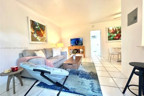 Condo in South Miami, Florida, 1 bedroom  № 2041172