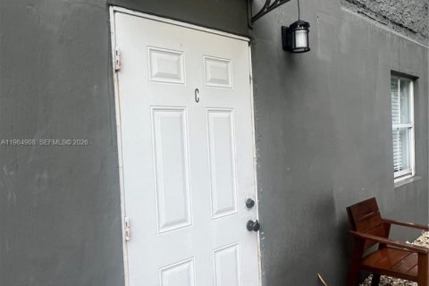 Villa ou maison à louer à Miami, Floride: 2 chambres, 69.68 m2 № 2049291 - photo 12