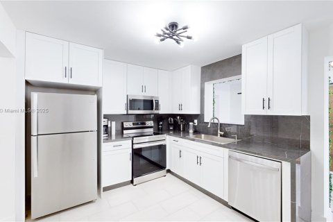 Villa ou maison à louer à Hollywood, Floride: 4 chambres, 185.34 m2 № 1969339 - photo 4