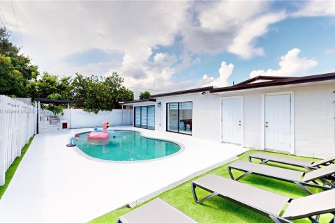 Villa ou maison à louer à Hollywood, Floride: 4 chambres, 185.34 m2 № 1969339 - photo 12