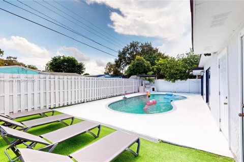 Villa ou maison à louer à Hollywood, Floride: 4 chambres, 185.34 m2 № 1969339 - photo 1