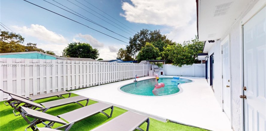 Villa ou maison à Hollywood, Floride 4 chambres, 185.34 m2 № 1969339