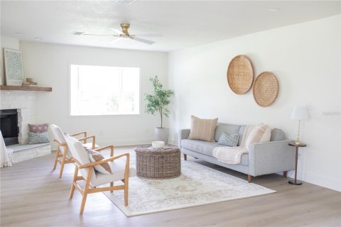 House in Palm Coast, Florida 5 bedrooms, 311.41 sq.m. № 2199049 - photo 15