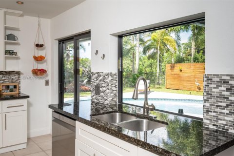 Villa ou maison à louer à Weston, Floride: 4 chambres, 191.47 m2 № 1990297 - photo 19