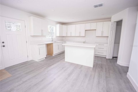 House in Lake Panasoffkee, Florida 3 bedrooms, 102.38 sq.m. № 1534187 - photo 7
