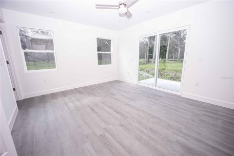 House in Lake Panasoffkee, Florida 3 bedrooms, 102.38 sq.m. № 1534187 - photo 6